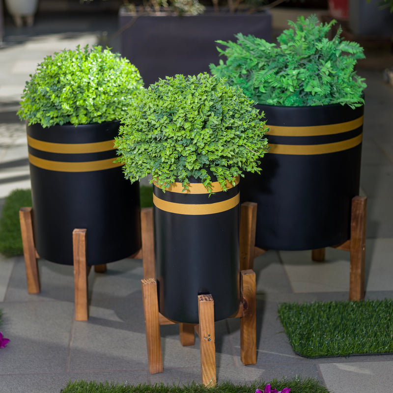 Ribbed pot with wood stand